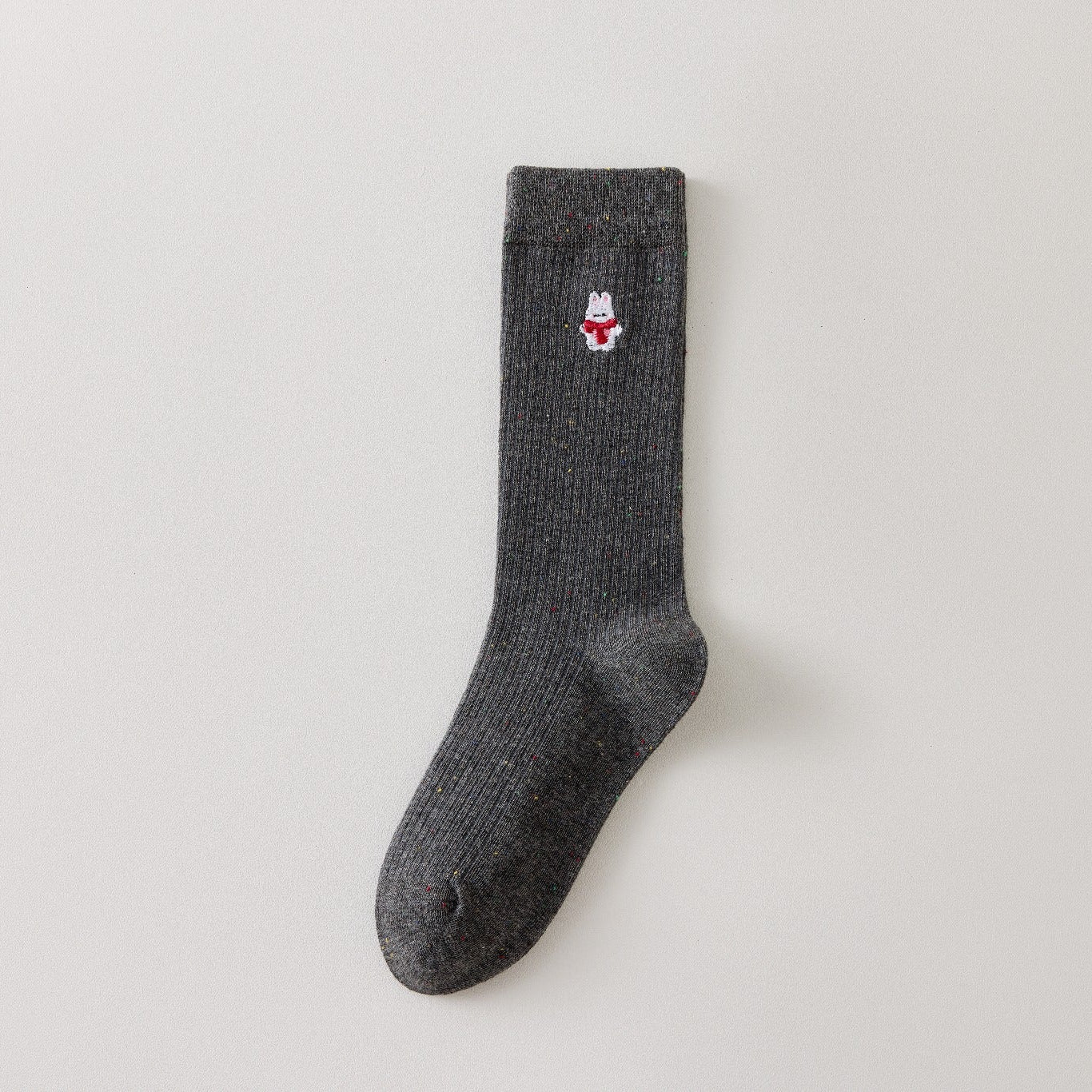Chaussette femme haute à broderie hivernale vendue à l’unité. Motifs Noël : renne, Père Noël, pingouin… Maille chaude et douce. Taille unique 35-41.