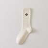 Chaussette femme haute à broderie hivernale vendue à l’unité. Motifs Noël : renne, Père Noël, pingouin… Maille chaude et douce. Taille unique 35-41.