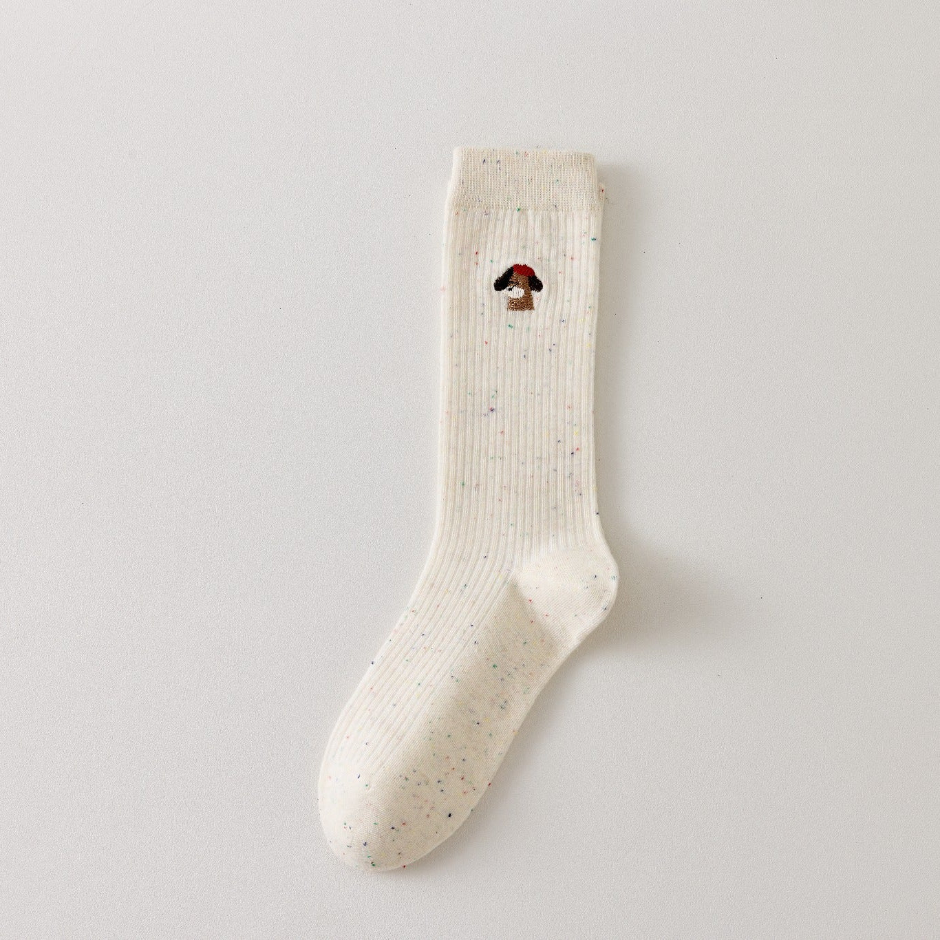 Chaussette femme haute à broderie hivernale vendue à l’unité. Motifs Noël : renne, Père Noël, pingouin… Maille chaude et douce. Taille unique 35-41.
