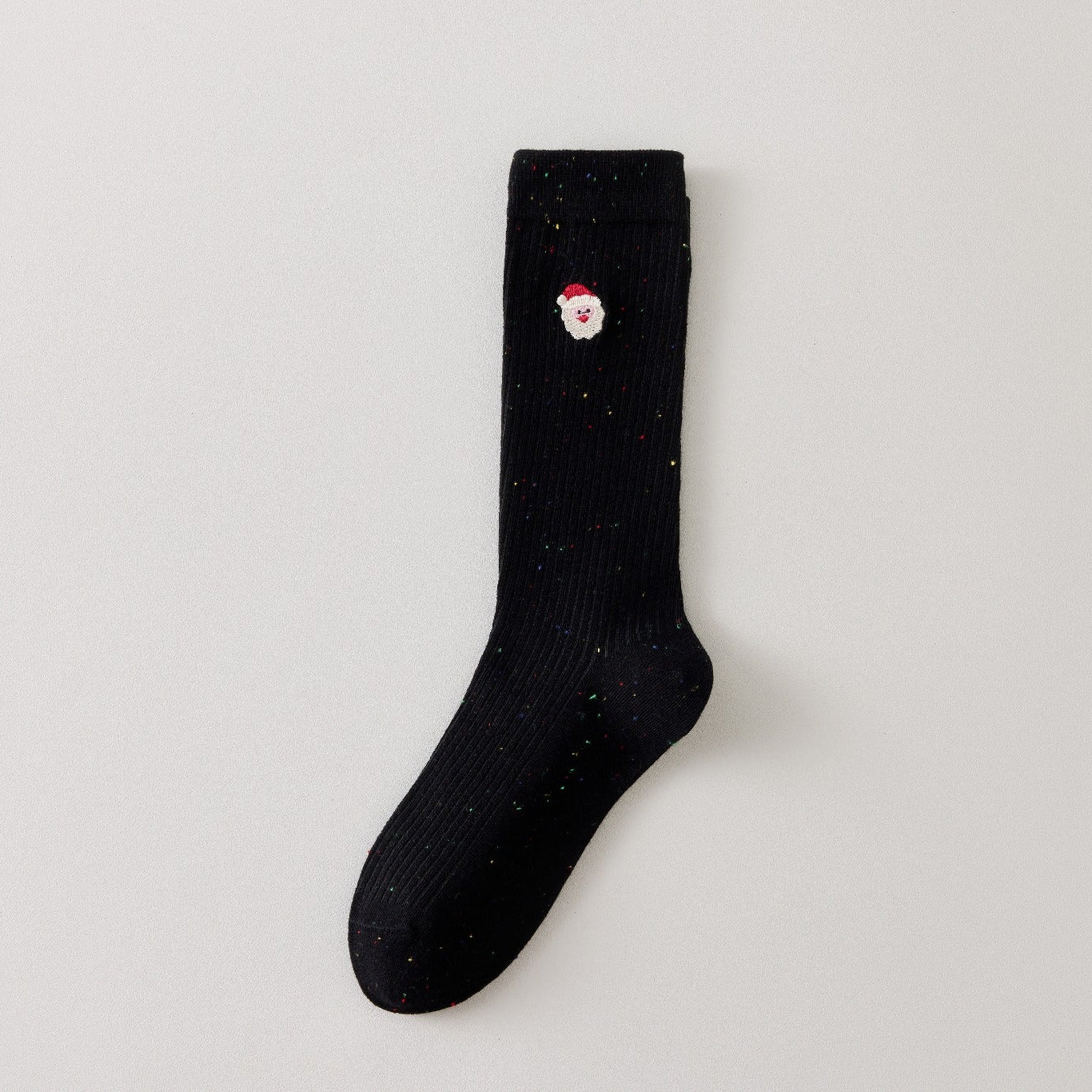 Chaussette femme haute à broderie hivernale vendue à l’unité. Motifs Noël : renne, Père Noël, pingouin… Maille chaude et douce. Taille unique 35-41.