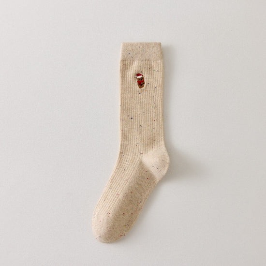 Chaussette femme haute à broderie hivernale vendue à l’unité. Motifs Noël : renne, Père Noël, pingouin… Maille chaude et douce. Taille unique 35-41.