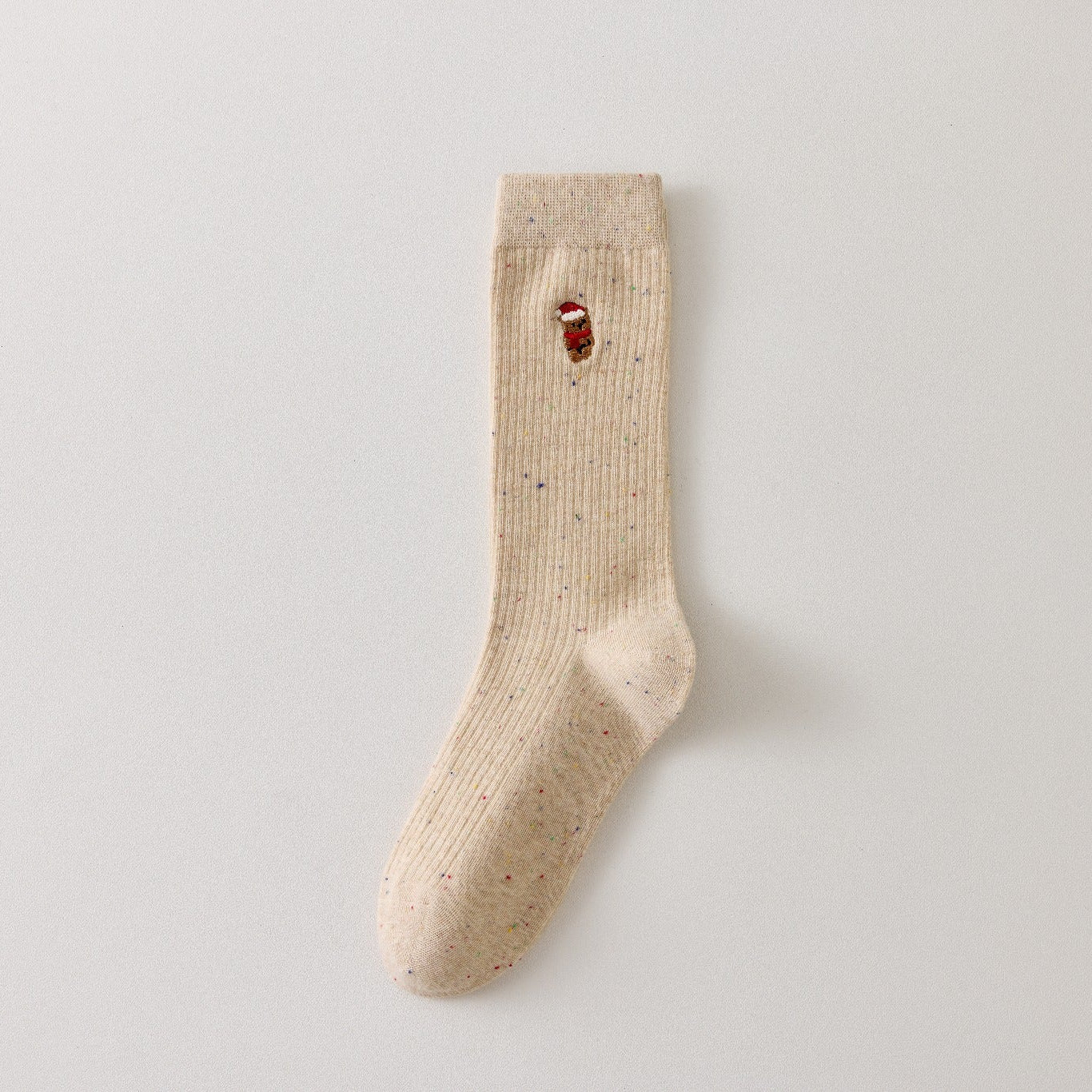 Chaussette femme haute à broderie hivernale vendue à l’unité. Motifs Noël : renne, Père Noël, pingouin… Maille chaude et douce. Taille unique 35-41.