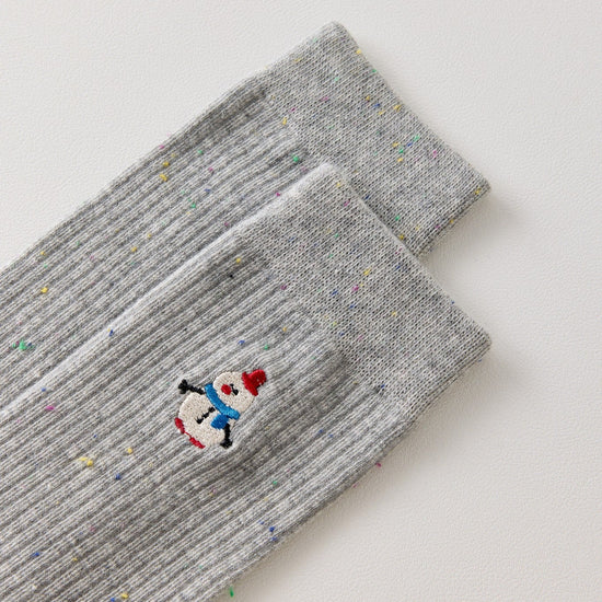 Chaussette femme haute à broderie hivernale vendue à l’unité. Motifs Noël : renne, Père Noël, pingouin… Maille chaude et douce. Taille unique 35-41.