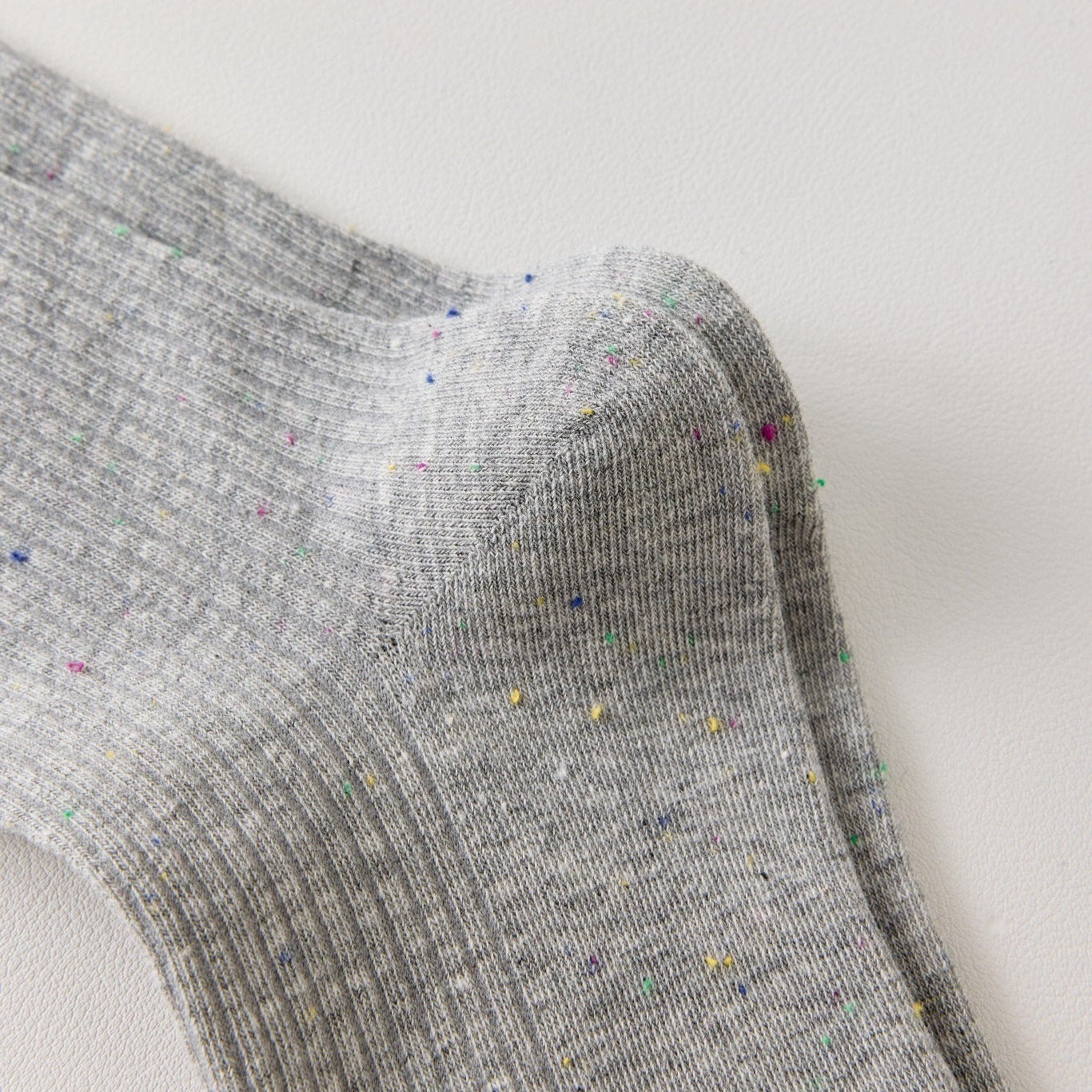 Chaussette femme haute à broderie hivernale vendue à l’unité. Motifs Noël : renne, Père Noël, pingouin… Maille chaude et douce. Taille unique 35-41.
