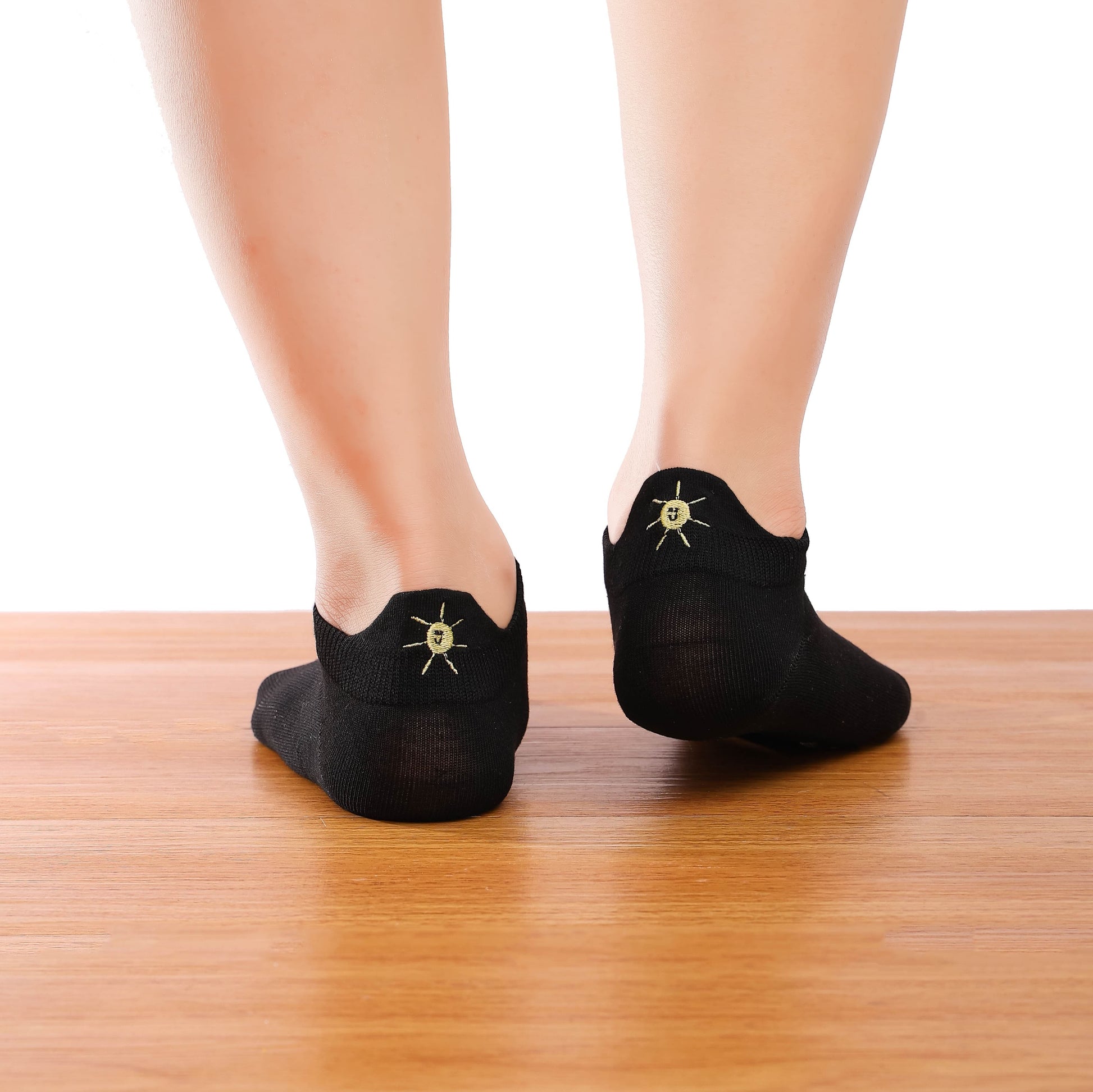 Chaussettes basses femme à languette avec broderie fleur, cœur, tulipe ou soleil. Maintien parfait. Taille 35-41. Douces, gaies et confortables.