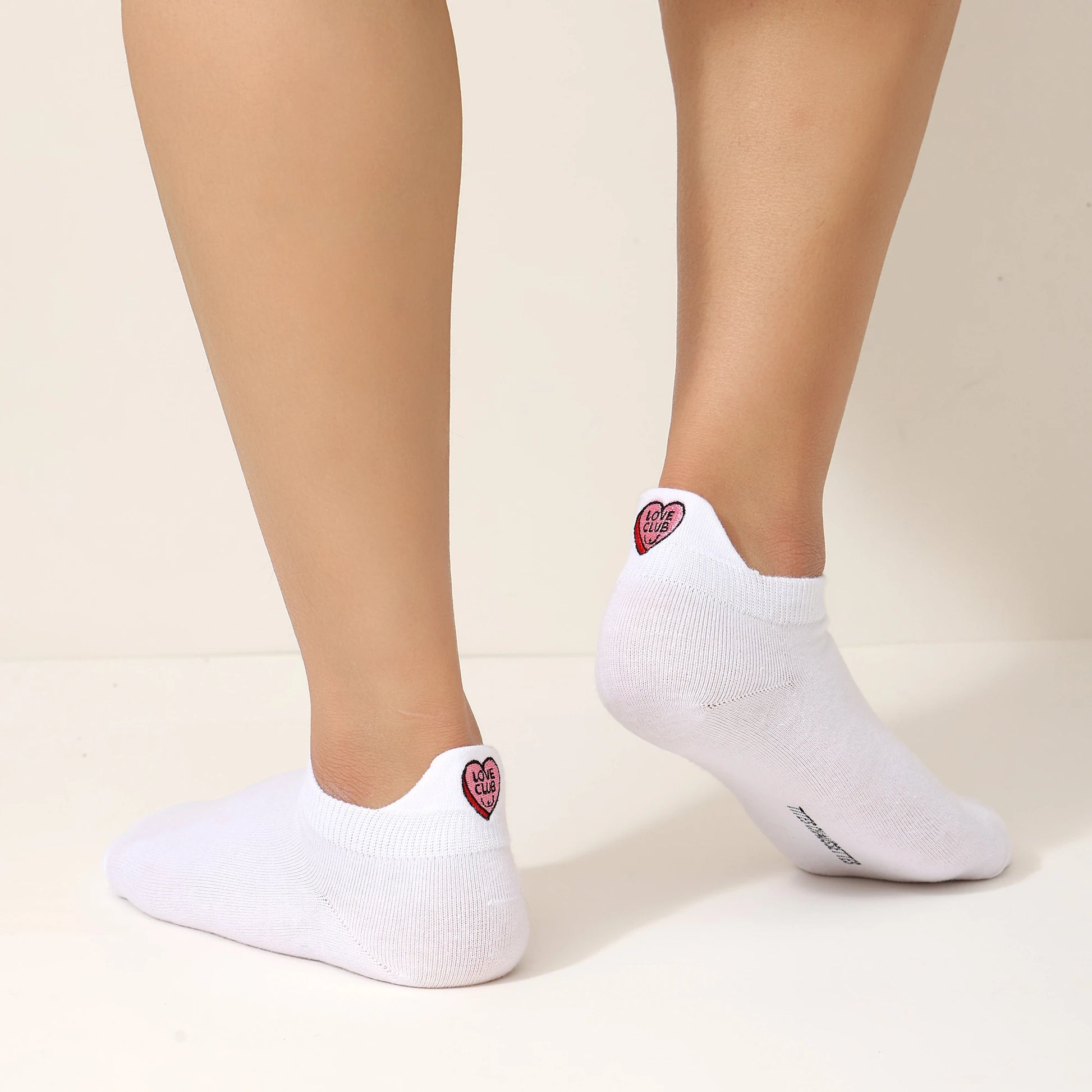 Chaussettes Octobre Rose à l’unité ou en lot. 20 % reversés à Ruban Rose. Broderies engagées, douceur et style pour soutenir la recherche contre le cancer