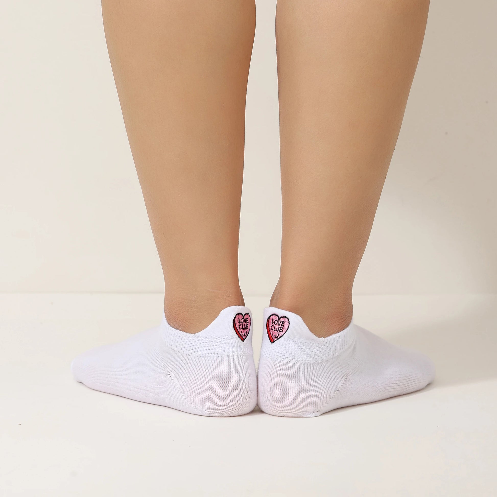 Chaussettes Octobre Rose à l’unité ou en lot. 20 % reversés à Ruban Rose. Broderies engagées, douceur et style pour soutenir la recherche contre le cancer