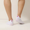 Chaussettes Octobre Rose à l’unité ou en lot. 20 % reversés à Ruban Rose. Broderies engagées, douceur et style pour soutenir la recherche contre le cancer