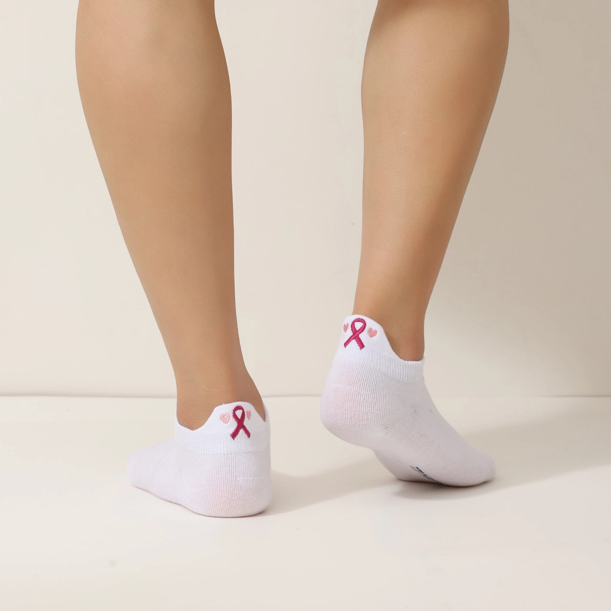 Chaussettes Octobre Rose à l’unité ou en lot. 20 % reversés à Ruban Rose. Broderies engagées, douceur et style pour soutenir la recherche contre le cancer