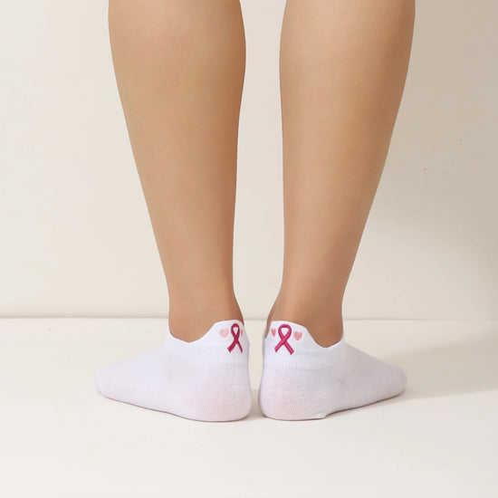 Chaussettes Octobre Rose à l’unité ou en lot. 20 % reversés à Ruban Rose. Broderies engagées, douceur et style pour soutenir la recherche contre le cancer