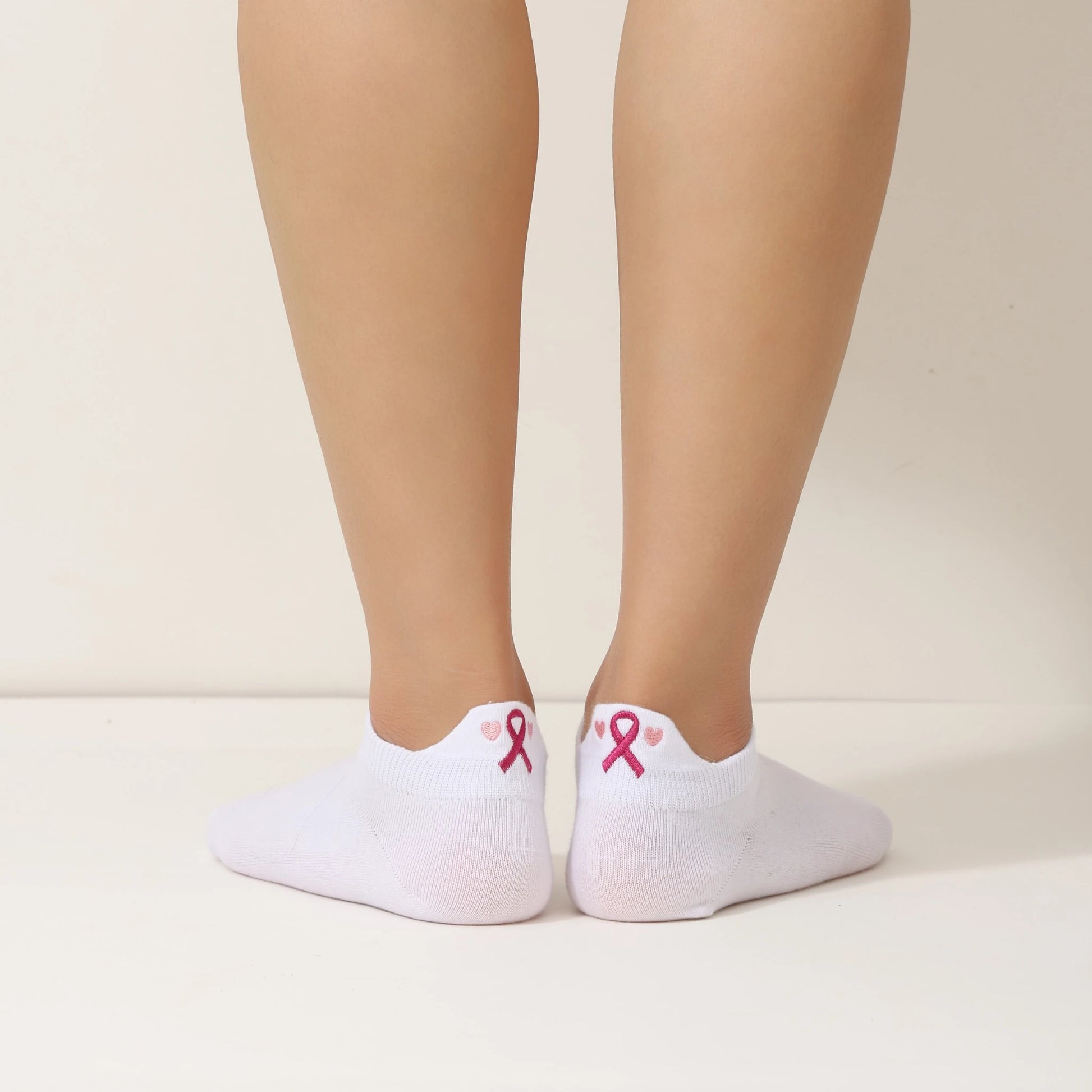 Chaussettes Octobre Rose à l’unité ou en lot. 20 % reversés à Ruban Rose. Broderies engagées, douceur et style pour soutenir la recherche contre le cancer