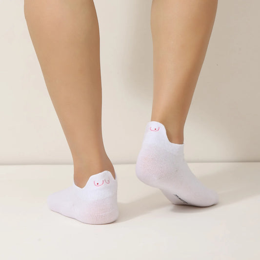 Chaussettes Octobre Rose à l’unité ou en lot. 20 % reversés à Ruban Rose. Broderies engagées, douceur et style pour soutenir la recherche contre le cancer