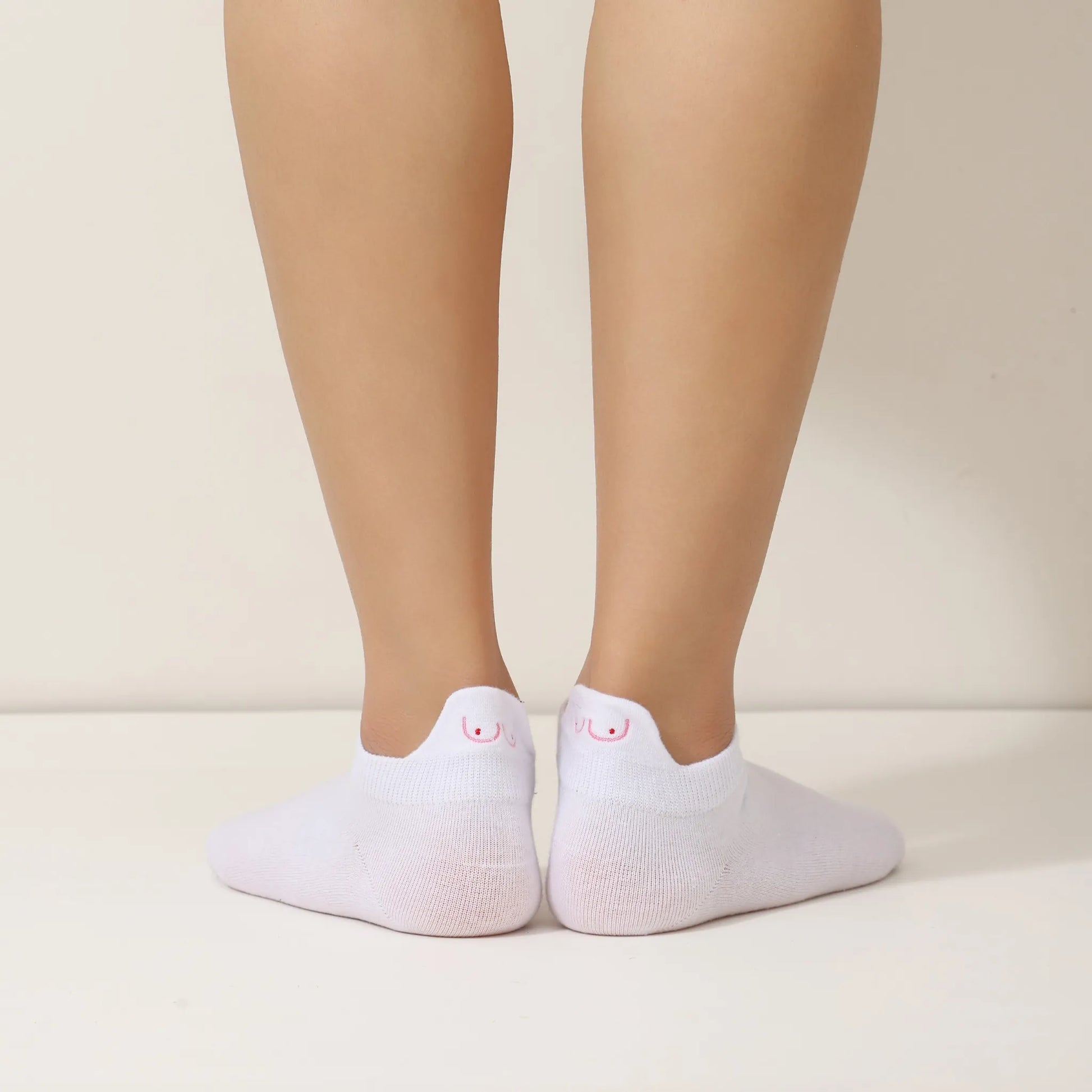 Chaussettes Octobre Rose à l’unité ou en lot. 20 % reversés à Ruban Rose. Broderies engagées, douceur et style pour soutenir la recherche contre le cancer