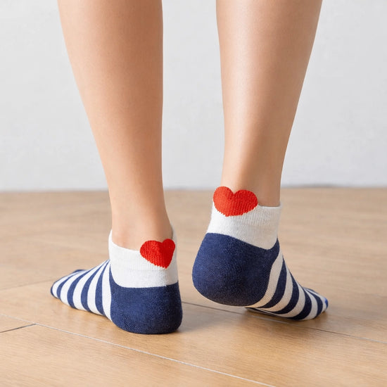 Socquette blanche avec languette cœur et motif marin.