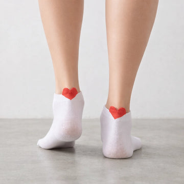 Socquette unie avec cœur rouge brodé sur la languette.