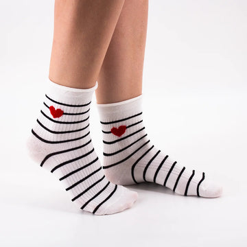 Chaussettes blanches en coton rayées avec un petit cœur brodé 