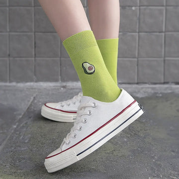 Chaussettes vert clair avec un avocat brodé | Chaussettes abordables et de haute qualité | Un excellent choix pour les adultes qui aiment les chaussettes fantaisie originales 
