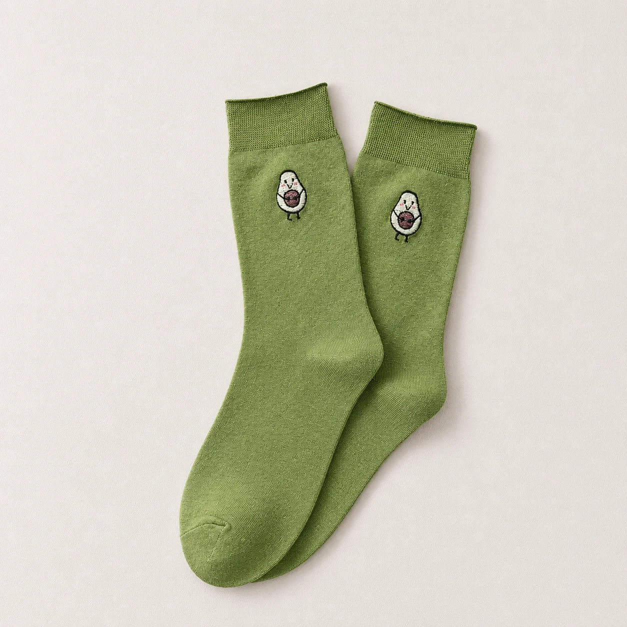 Chaussettes vert avec un avocat brodé | Chaussettes abordables et de haute qualité | Un excellent choix pour les adultes qui aiment les chaussettes fantaisie originales 