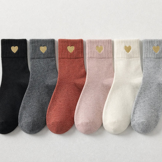 Chaussette haute chaude avec cœur doré brodé.