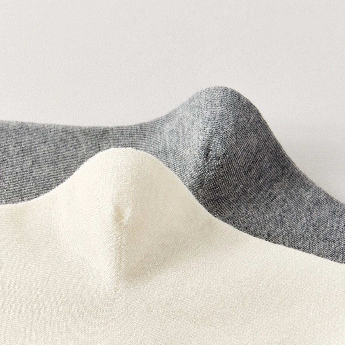 Chaussettes femme montantes avec coeur brodé sur le côté. Haut de tige volanté. Coeur et volant contrastés. 