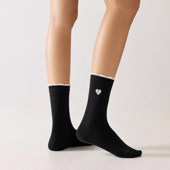 Chaussettes femme montantes avec coeur brodé sur le côté. Haut de tige volanté. Coeur et volant contrastés. 