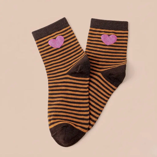 Chaussettes fantaisie femme vendues à l’unité : motifs léopard, rayures ou cœurs. Douces, confortables et taille unique 35-41. Ajoutez une touche tendance à toutes vos tenues ! Existe aussi en lot de 3.