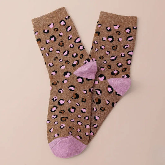 Chaussettes fantaisie femme vendues à l’unité : motifs léopard, rayures ou cœurs. Douces, confortables et taille unique 35-41. Ajoutez une touche tendance à toutes vos tenues ! Existe aussi en lot de 3.