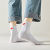 Chaussette haute unie avec cœur rouge brodé au talon.