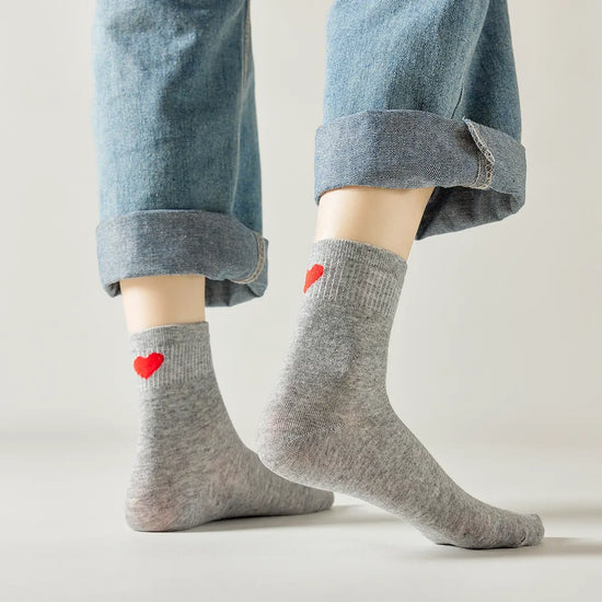 Chaussette haute unie avec cœur rouge brodé au talon.