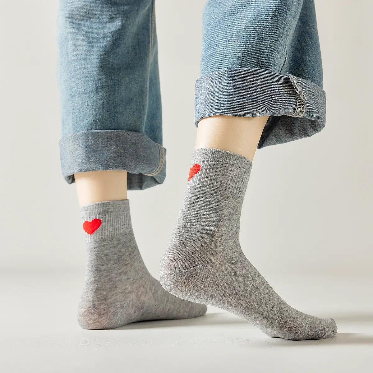 Chaussette haute unie avec cœur rouge brodé au talon.