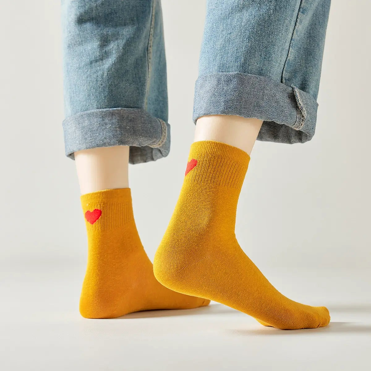 Chaussette haute unie avec cœur rouge brodé au talon.