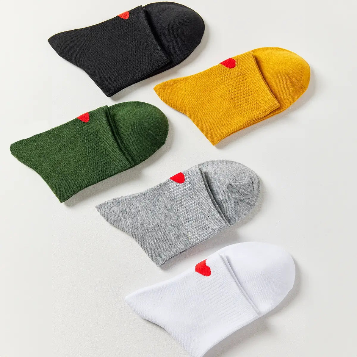 Chaussette haute unie avec cœur rouge brodé au talon.