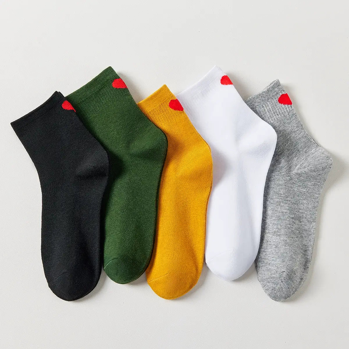 Chaussette haute unie avec cœur rouge brodé au talon.