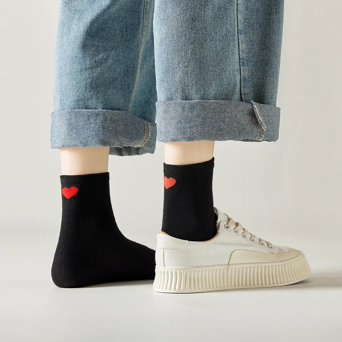 Chaussette haute unie avec cœur rouge brodé au talon.