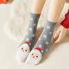 Chaussettes grises de noël motif flocons et tête de mouton portant un bonnet de noël 