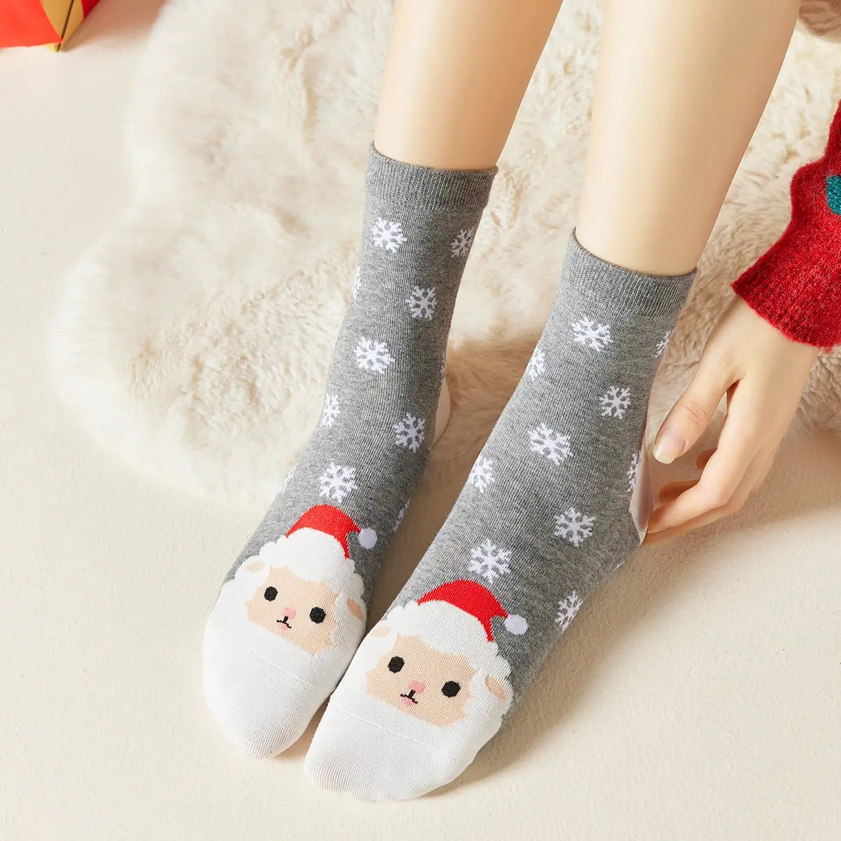 Chaussettes grises de noël motif flocons et tête de mouton portant un bonnet de noël 