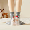 Chaussettes grises de noël motif flocons et tête de mouton portant un bonnet de noël 