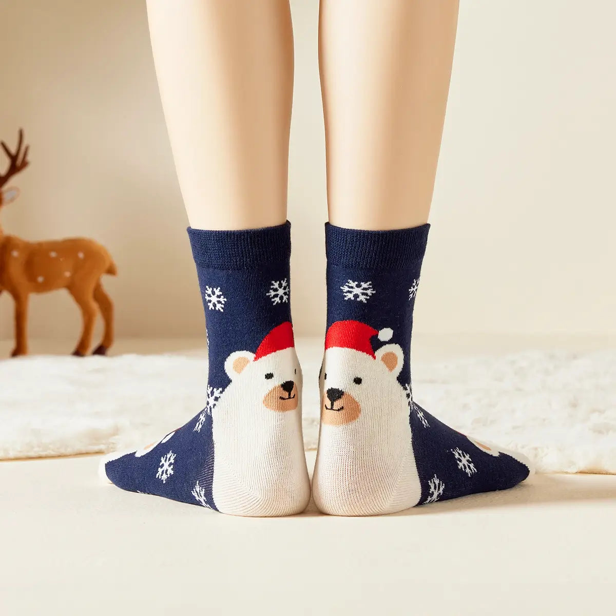 Chaussettes bleu marine de noël motif flocons et tête d'ours portant un bonnet de noël 