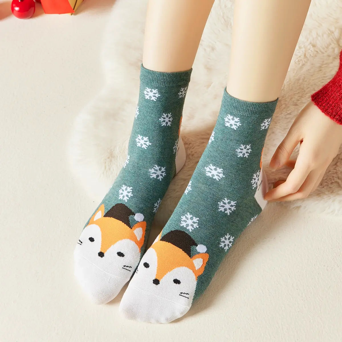 Chaussettes vertes de noël motif flocons et tête de renard portant un bonnet de noël 