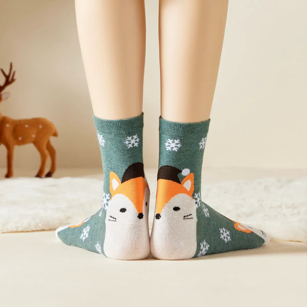 Chaussettes vertes de noël motif flocons et tête de renard portant un bonnet de noël 