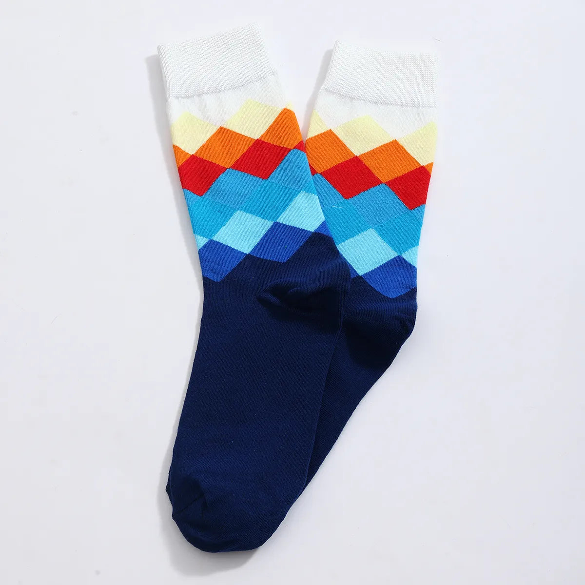 Chaussettes hautes pour homme. Motif losange. Version grise et version bleu. Dégradé de couleurs sur les motifs losange. 