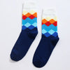 Chaussettes hautes pour homme. Motif losange. Version grise et version bleu. Dégradé de couleurs sur les motifs losange. 