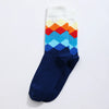 Chaussettes hautes pour homme. Motif losange. Version grise et version bleu. Dégradé de couleurs sur les motifs losange. 