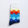 Chaussettes hautes pour homme. Motif losange. Version grise et version bleu. Dégradé de couleurs sur les motifs losange. 