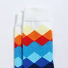 Chaussettes hautes pour homme. Motif losange. Version grise et version bleu. Dégradé de couleurs sur les motifs losange. 