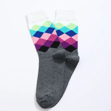 Chaussettes hautes pour homme. Motif losange. Version grise et version bleu. Dégradé de couleurs sur les motifs losange. 
