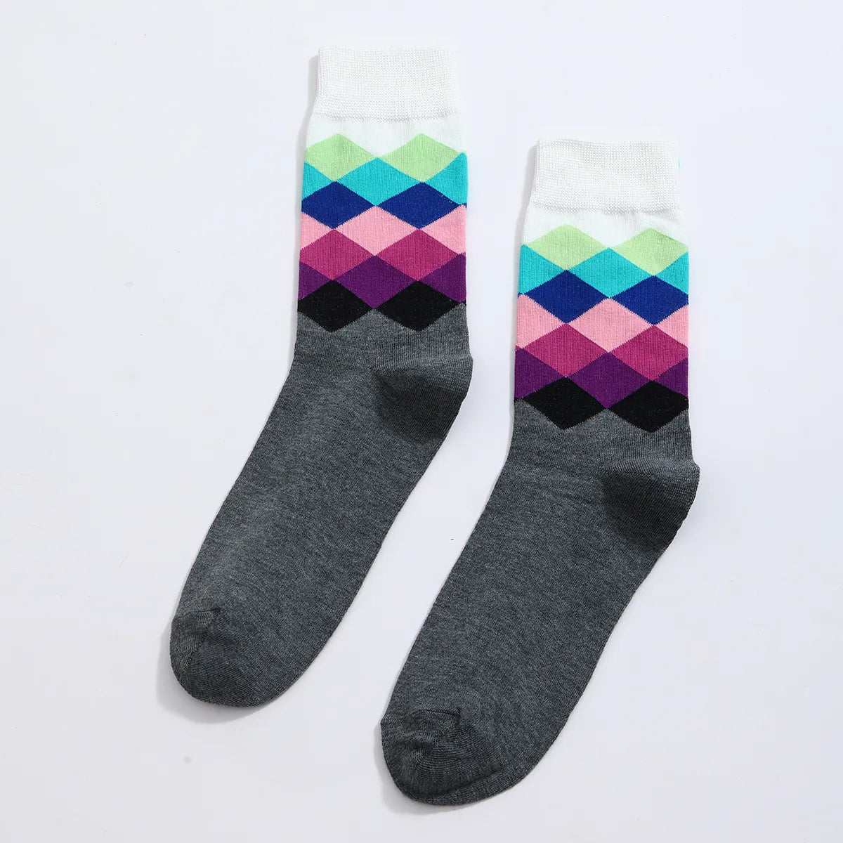 Chaussettes hautes pour homme. Motif losange. Version grise et version bleu. Dégradé de couleurs sur les motifs losange. 