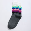 Chaussettes hautes pour homme. Motif losange. Version grise et version bleu. Dégradé de couleurs sur les motifs losange. 