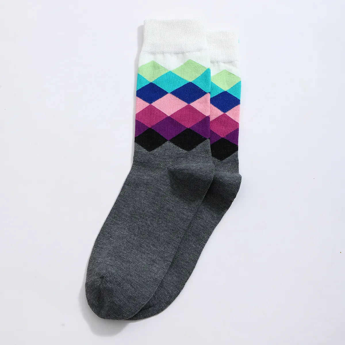 Chaussettes hautes pour homme. Motif losange. Version grise et version bleu. Dégradé de couleurs sur les motifs losange. 