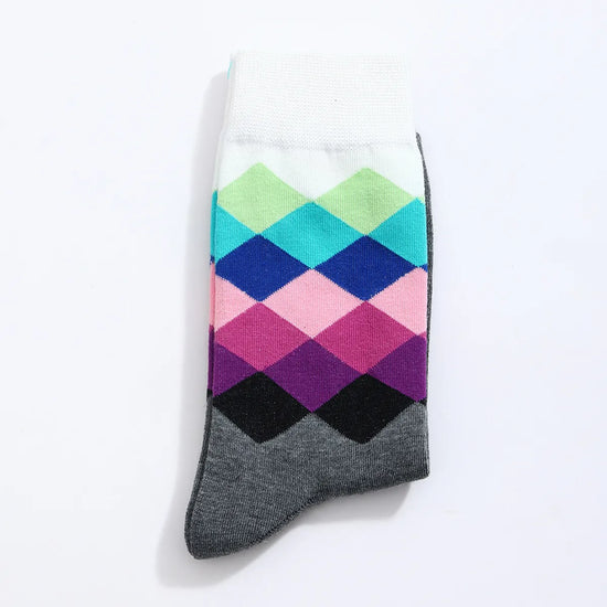 Chaussettes hautes pour homme. Motif losange. Version grise et version bleu. Dégradé de couleurs sur les motifs losange. 